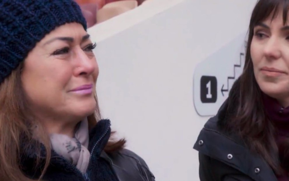 Nadine Gonçalves (à esq.), mãe de Neymar, chora ao lado da jornalista Glenda Kozlowski - Reprodução/TV Globo