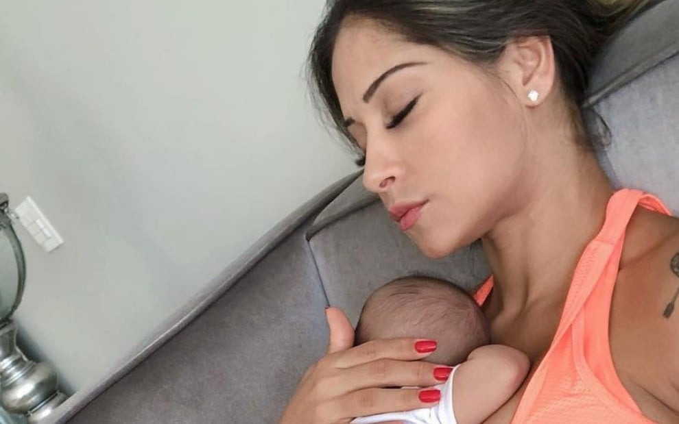 Ex-BBB Mayra Cardi com a filha Sophia no colo; influenciadora digital narrou tentativa de sequestro no Instagram - REPRODUÇÃO/INSTAGRAM