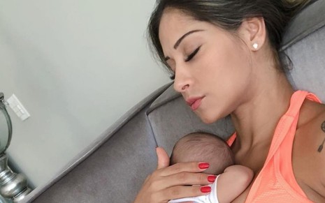Ex-BBB Mayra Cardi com a filha Sophia no colo; influenciadora digital narrou tentativa de sequestro no Instagram - REPRODUÇÃO/INSTAGRAM