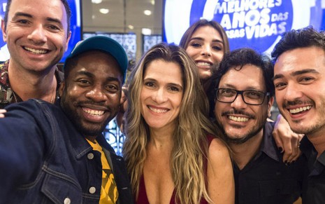 Ingrid Guimaraães entre seus colegas do programa Os Melhores Anos das Nossas Vidas, da Globo - Divulgação/Globo