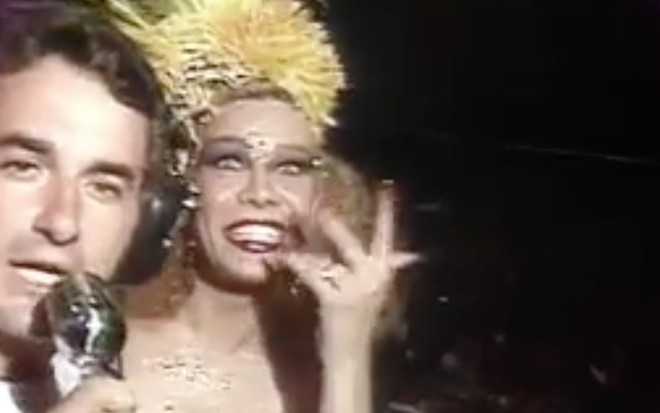 Otávio Mesquita com Rogéria na transmissão do Gala Gay, baile tradicional do Rio de Janeiro - Reprodução
