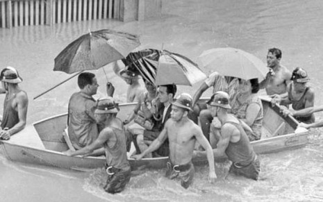 Pessoas resgatadas durante enchente no Rio de Janeiro em 1966 são transportadas em barcos - Divulgação/EBC