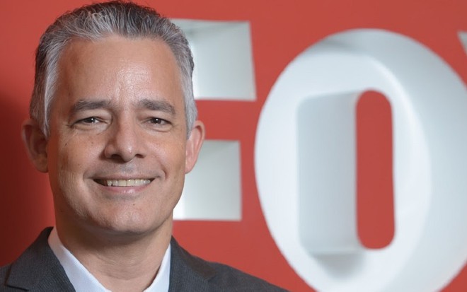 O engenheiro elétrico Michel Piestun em frente a logotipo da Fox