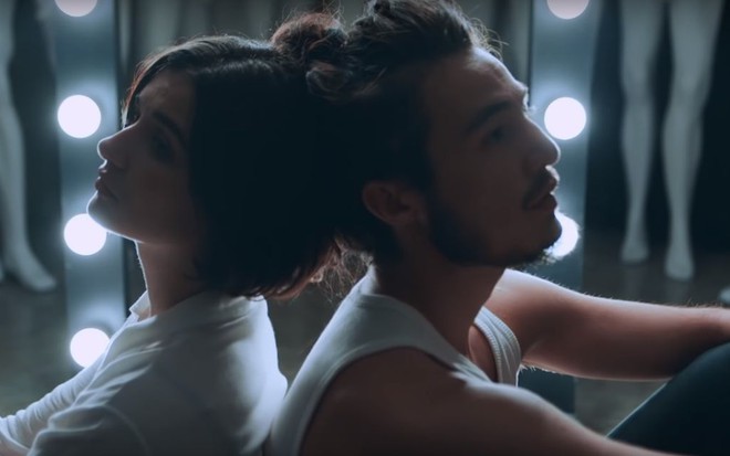 Tiago Iorc com a modelo Michele Alves no clipe de A Vida Nunca Cansa, uma das 13 novas músicas - Reprodução/YouTube