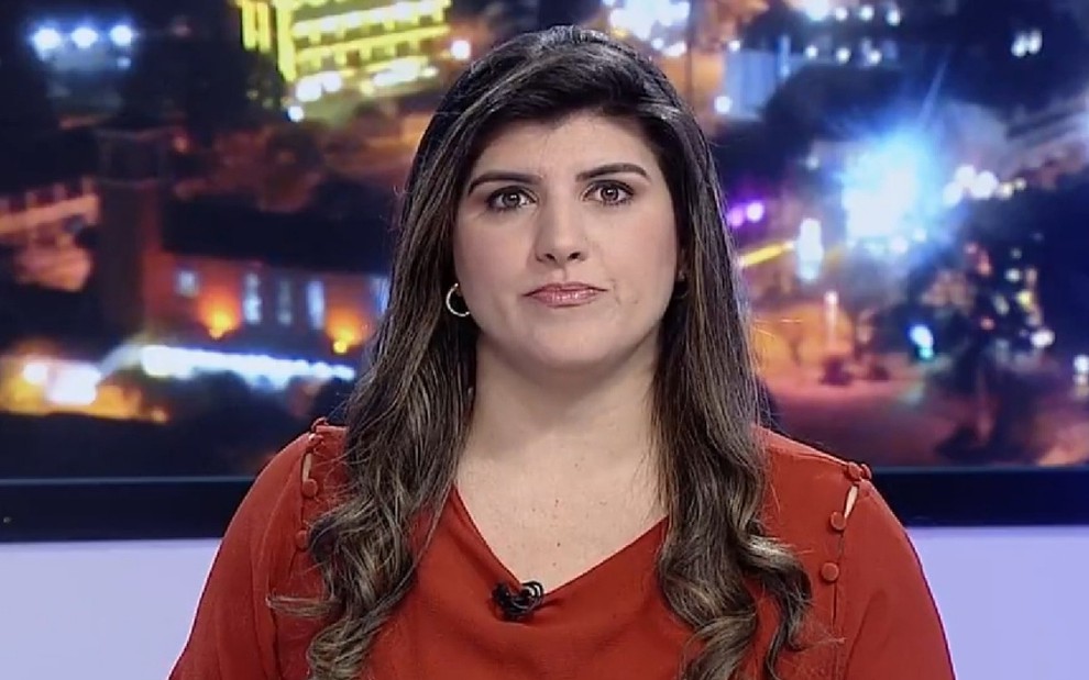 Michelle Sampaio no Jornal Vanguarda, principal telejornal da emissora, em 2017: demitida por peso - Reprodução/Vanguarda