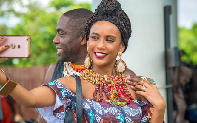 Brau (Lázaro Ramos) e Michele (Taís Araújo) em cena da série gravada em Luanda, capital de Angola - Antonio Gamito/TV Globo