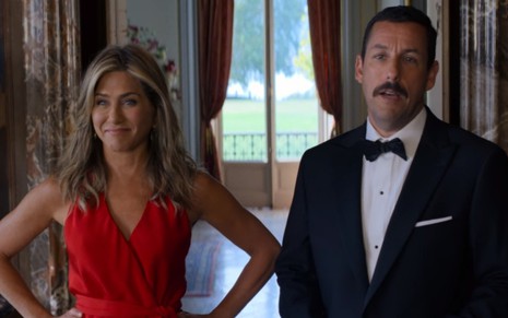 Jennifer Aniston e Adam Sandler em cena de Mistério no Mediterrâneo, nova comédia original da Netflix - FOTOS: REPRODUÇÃO/NETFLIX