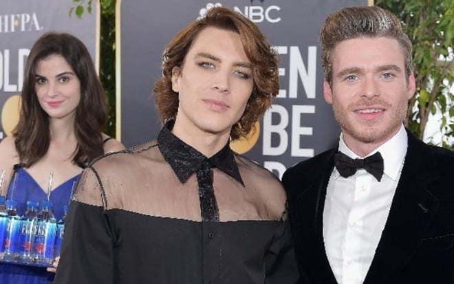 Kelleth Cuthbert, a "moça da água" no Globo de Ouro, com os atores Cody Fern e Richard Madden - Stefanie Keenan/Getty Images para FIJI Water 