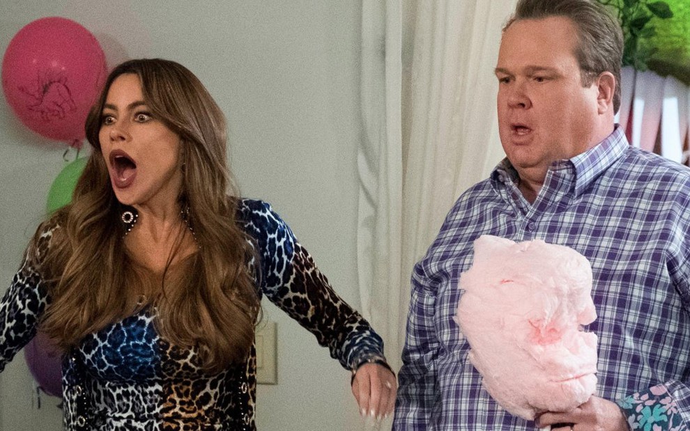 Os atores Sofia Vergara e Erick Stonestreet em cena de Modern Family; série entrará para o Globpplay - Divulgação