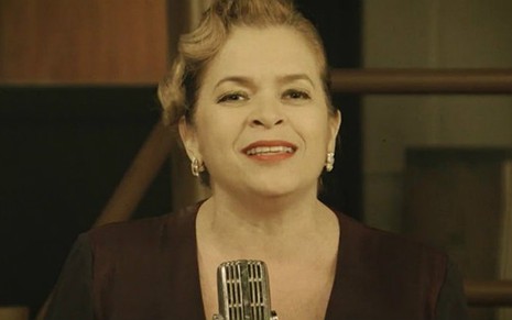 A atriz Mônica Rossi em episódio da websérie Herança de Ódio, derivada de Eta Mundo Bom! - Reprodução/Globo