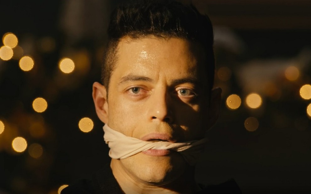 O ator Rami Malek com uma mordaça em cena do sétimo episódio da quarta temporada