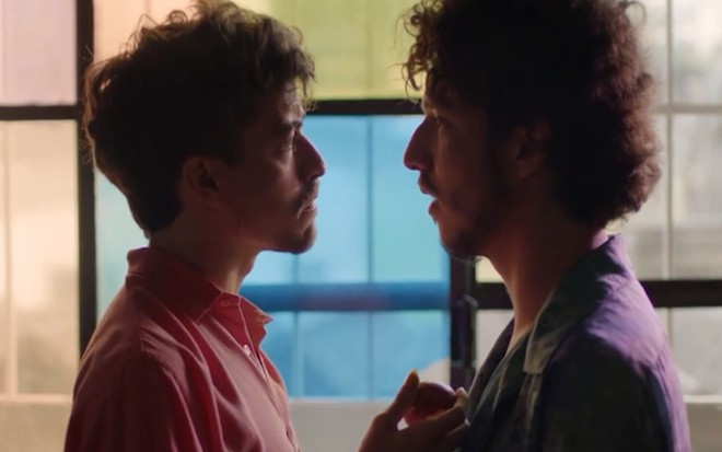 Jesuíta Barbosa e João Vitor Silva se encaram em cena da série Feras, produção nacional da MTV - Fotos: Reprodução/MTV