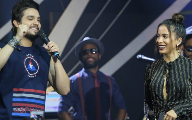 Os cantores Luan Santana e Anitta no palco do Música Boa Ao Vivo, do Multishow - Divulgação/Multishow