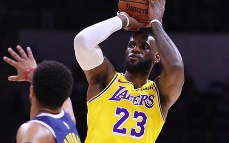 O astro LeBron James, do Los Angeles Lakers, em ação durante jogo da NBA