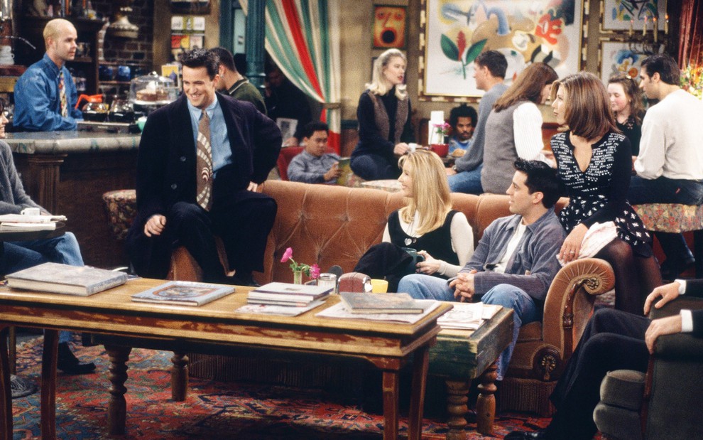 Os atores de Friends reunidos no clássico cenário do Central Perk, que agora vai virar Lego - Divulgação/NBC