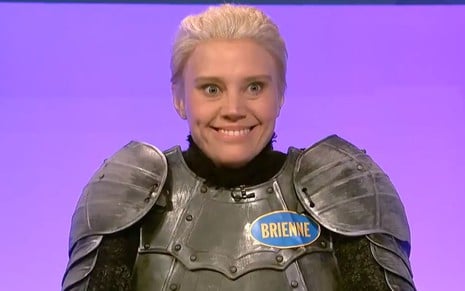 Kate McKinnon como a guerreira Brienne, que em Game of Thrones é vivida por Gwendoline Christie - Reprodução/NBC