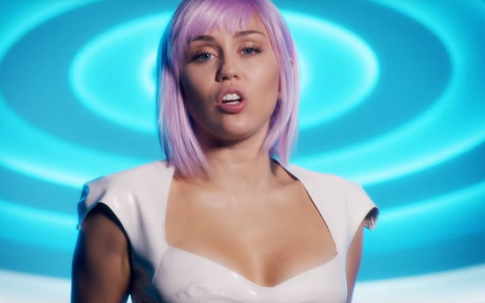 Miley Cyrus como a cantora Ashley O, lançada em episódio de Black Mirror e que faz sucesso real - Reprodução/YouTube
