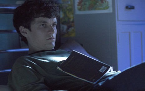O ator Fionn Whitehead aparece desanimado em cena de Black Mirror: Bandersnatch, da Netflix