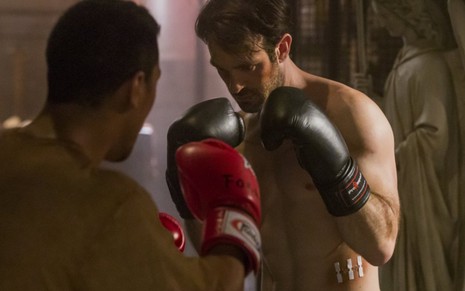 Matt Murdock (Charlie Cox) luta boxe com o corpo todo remendado na nova temporada de Demolidor - Fotos: Divulgação/Netflix