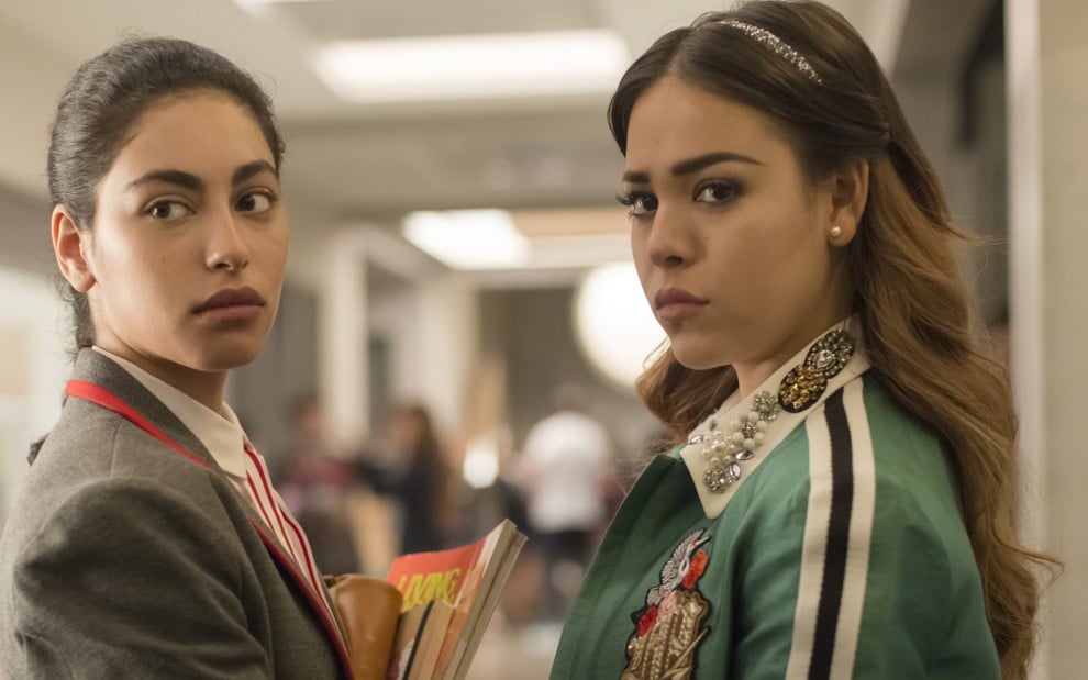 Mina El Hammani (Nadia) e Danna Paola (Lu) em cena da primeira temporada da espanhola Elite - Manuel Fernandez-Valdes/Netflix