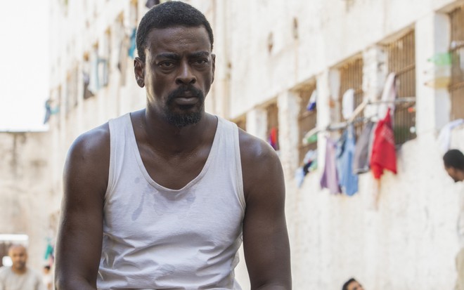 Seu Jorge em cena no presídio de Irmandade, novo drama nacional da Netflix