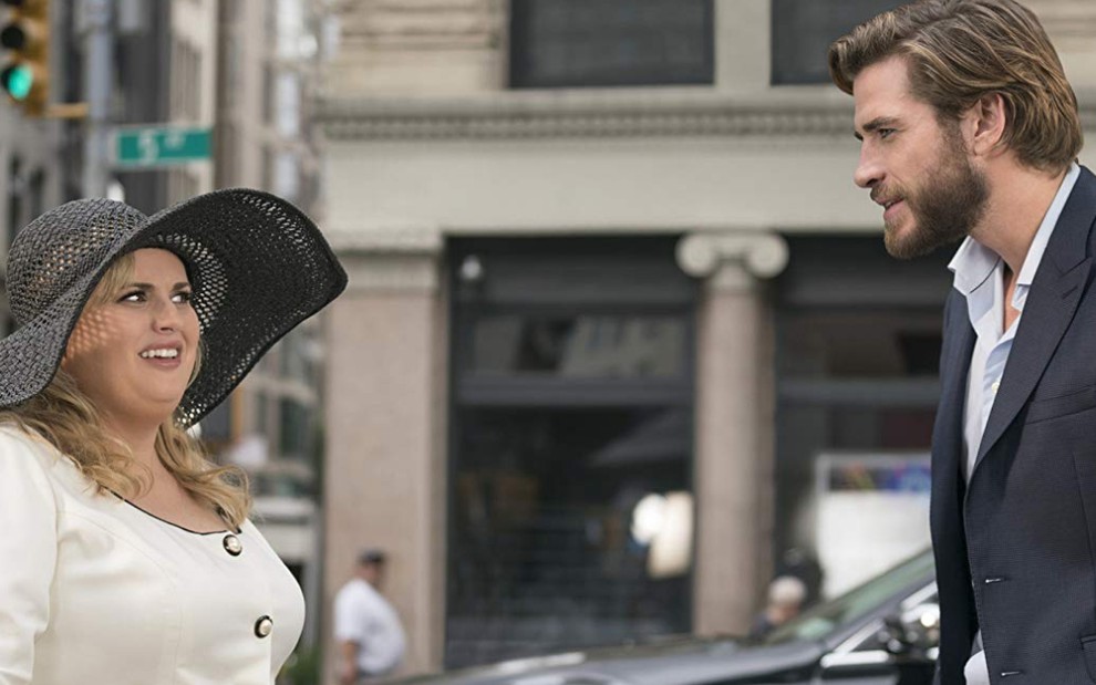 Rebel Wilson e Liam Hemsworth estrelam Megarrromântico, que chega ao Brasil pela Netflix - Divulgação/Warner Bros.