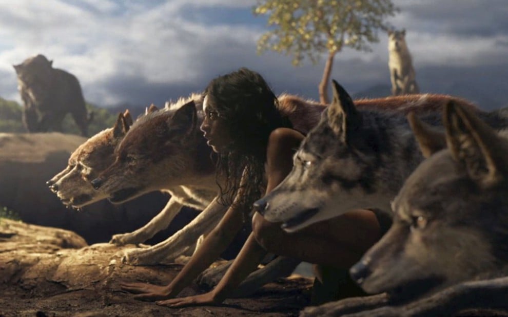 Rohan Chand em meio a lobos computadorizados no filme Mogli - Entre Dois Mundos: superprodução - Divulgação/Netflix