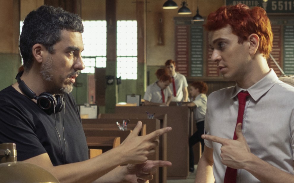 O diretor Daniel Rezende e o ator Victor Lamoglia nos bastidores de Ninguém Tá Olhando, série da Netflix