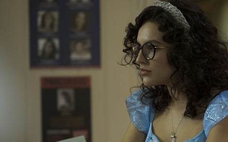A atriz Kéfera Buchmann em cena da comédia Ninguém Tá Olhando, da Netflix