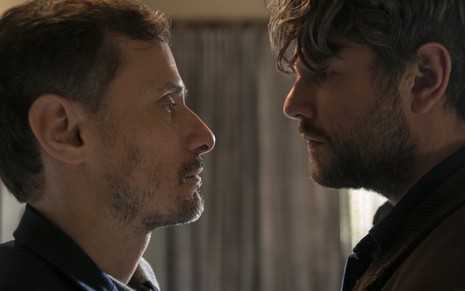 Enrique Diaz e Selton Mello se confrontam em cena da primeira temporada de O Mecanismo - Fotos: Karima Shehata/Netflix