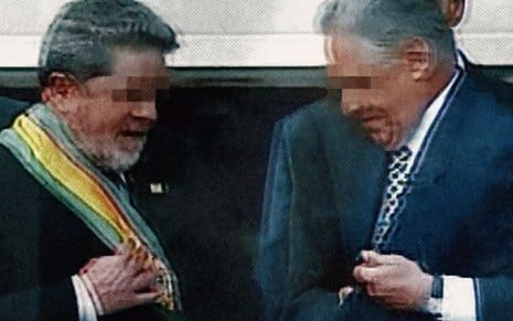 Luiz Inácio Lula da Silva recebe a faixa de Fernando Henrique Cardoso na abertura de O Mecanismo - Fotos: Reprodução/Netflix