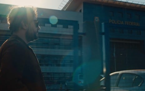 O ator Selton Mello (Marco Ruffo) em frente ao prédio da Polícia Federal em cena de O Mecanismo - Fotos: Reprodução/Netflix