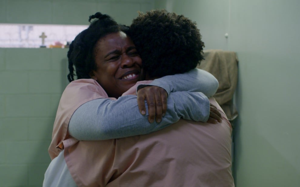 Uzo Aduba, ganhadora do Emmy, abraça Adrienne C. Moore na última temporada de Orange Is the New Black - Divulgação/Netflix