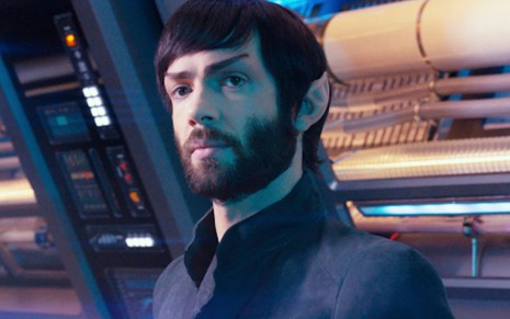 Ethan Peck interpreta o icônico Spock na série Star Trek: Discovery, exibida no Brasil pela Netflix - Divulgação/CBS All Access