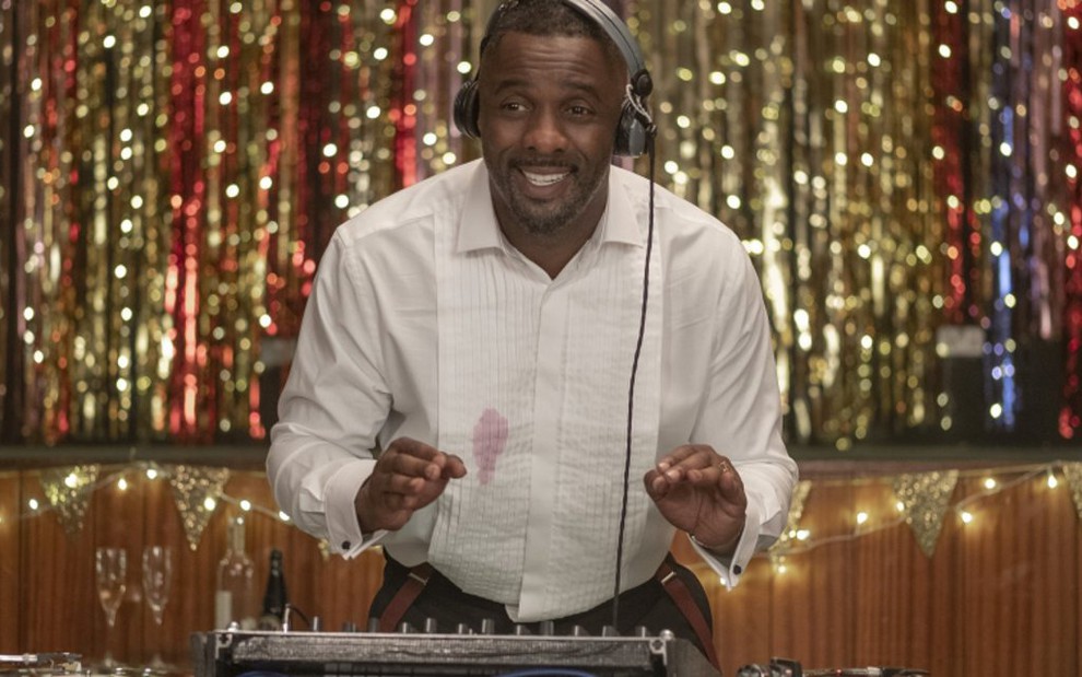 O ator Idris Elba em cena da série Turn Up Charlie, em que interpreta um DJ fracassado - Nick Wall/Netflix