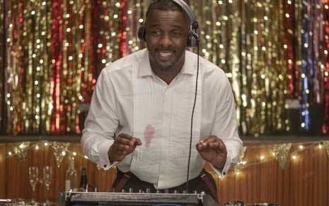 O ator Idris Elba em cena da série Turn Up Charlie, em que interpreta um DJ fracassado - Nick Wall/Netflix