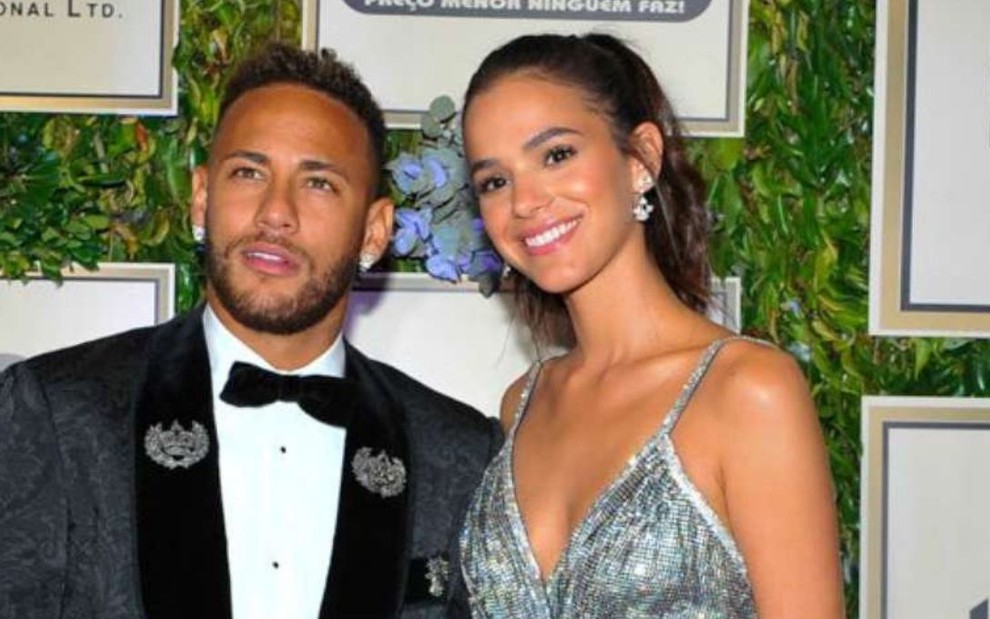 Neymar e e atriz Bruna Marquezine posam juntos no Baile da amFAR em 2018 - AgNews