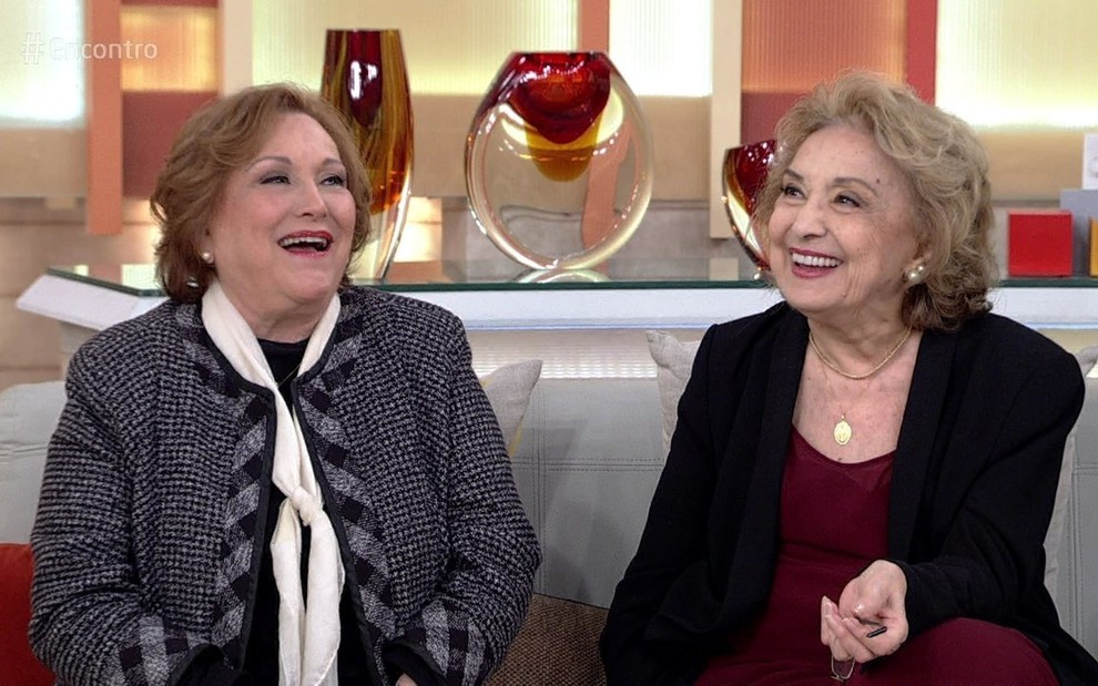 As atrizes Nicette Bruno e Eva Wilma sentadas em sofá em participação no programa Encontro com Fátima Bernardes, na Globo