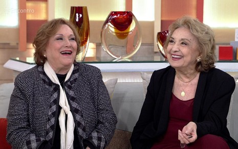 As atrizes Nicette Bruno e Eva Wilma sentadas em sofá em participação no programa Encontro com Fátima Bernardes, na Globo