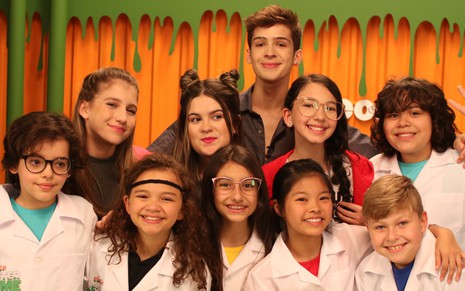 João Guilherme (no alto) com as juradas e os participantes do Nick Master Slime: estreia dia 16 - Divulgação/Nickelodeon