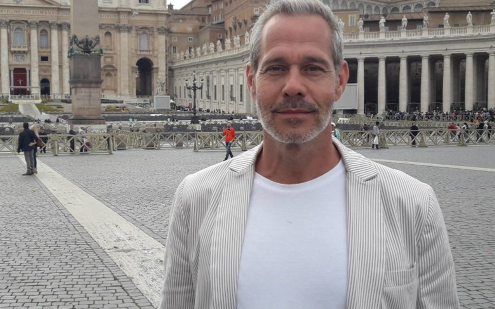 O ator e designer Nico Puig, galã da Globo na década de 1990, durante viagem a Roma, na Itália - Divulgação