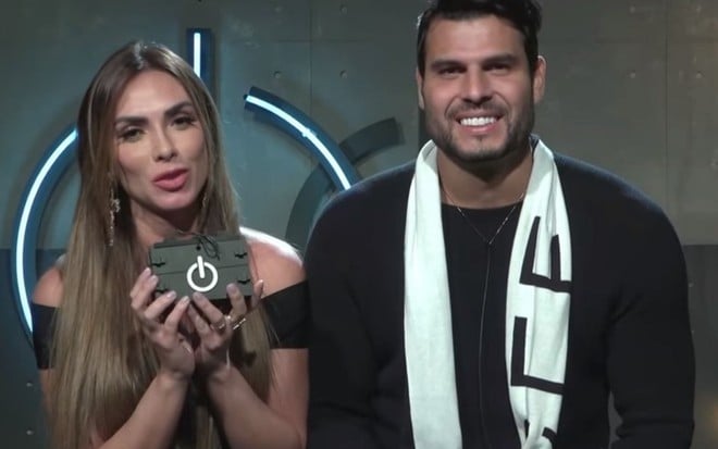 Nicole Bahls e o marido, Marcelo Bimbi, durante um dos depoimentos no Power Couple; casal está na final - REPRODUÇÃO/RECORD