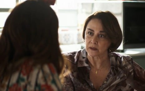Juliana Paes, de costas, como Maria da Paz conversa com Nívea Maria como Evelina em cena de A Dona do Pedaço, novela das nove da Globo