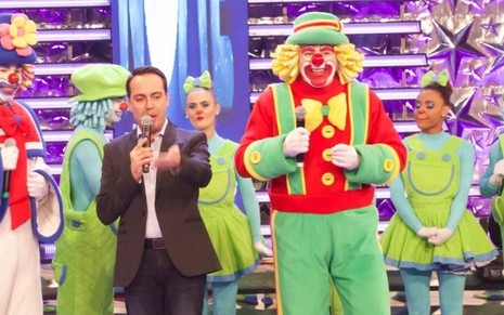 Roque, assistente de palco de Silvio Santos, leva tombo e é hospitalizado;  IMAGEM É FORTE