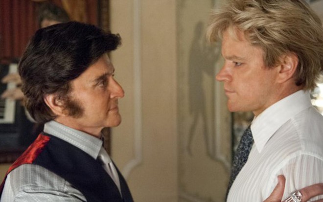 Os atores Michael Douglas e Matt Damon em cena do filme Behind the Candelabra - Divulgação/HBO