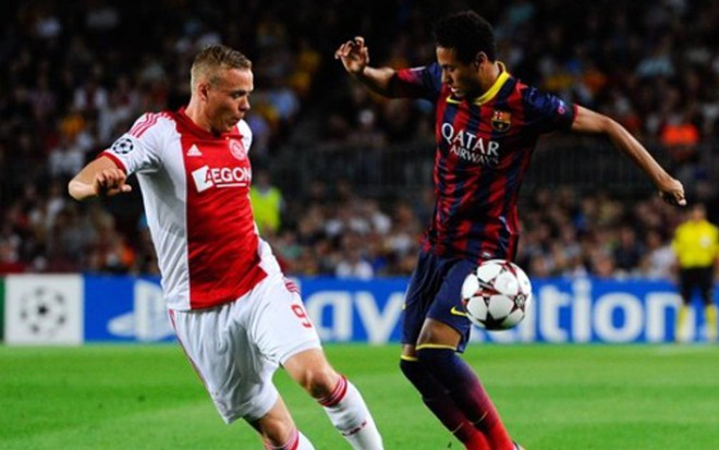 Neymar, do Barcelona, disputa bola com Sigthórsson, do Ajax, em partida transmitida ontem pela Band - Divulgação/UEFA
