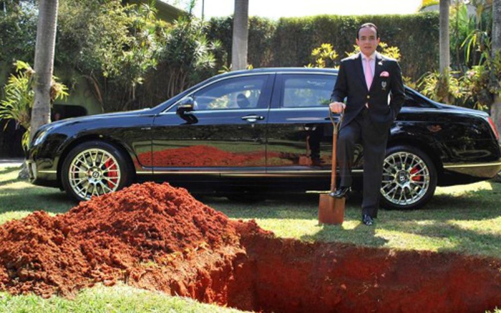 O empresário Chiquinho Scarpa e seu carro Bentley, avaliado em R$ 1,5 milhão, que não foi enterrado - Reprodução/Facebook