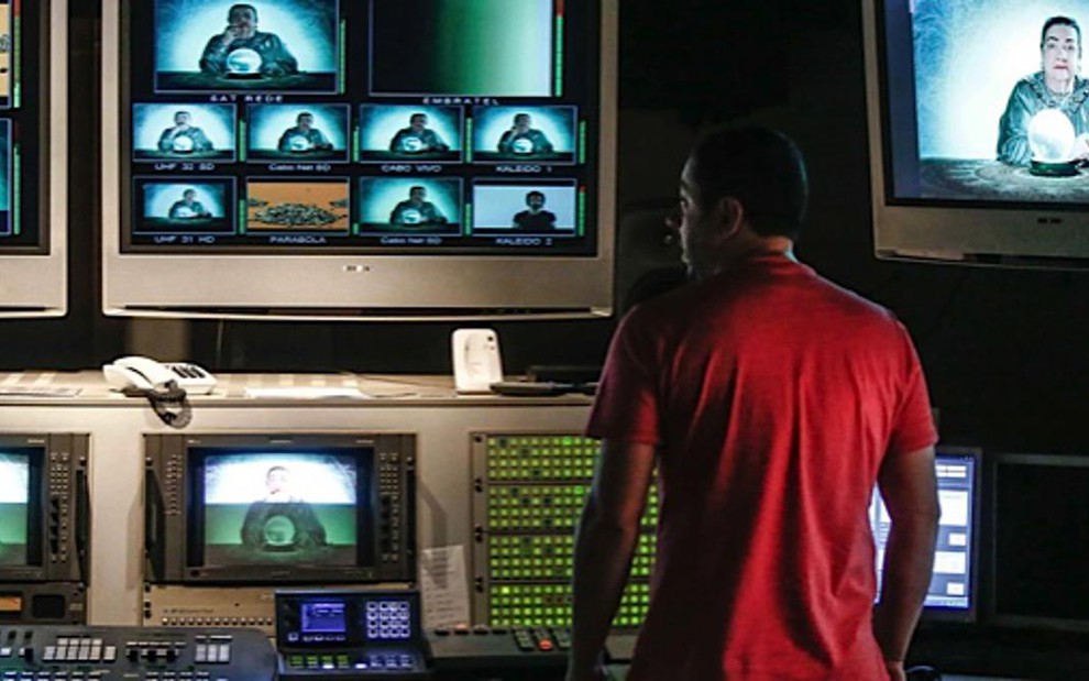 Funcionário da MTV Brasil em sala de controle no momento em que emissora exibe comercial da 'nova' MTV - Adriana Spaca/NTV