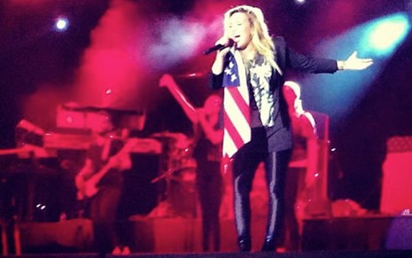 A cantora Demi Lovato em show; ela conversará com fãs brasileiros pela internet - Reprodução/Instagram