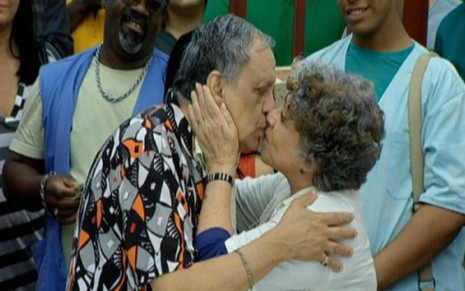 Beijo entre Dorivaldo (Bemvindo Sequeira) e Xepa (Ângela Leal) no capítulo final de Dona Xepa, da Record - Reprodução/TV Record